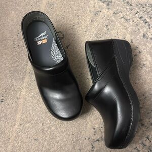 Dansko XP 20 black shoes 🖤